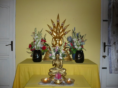 Meja Puja Bhakti di Rumah