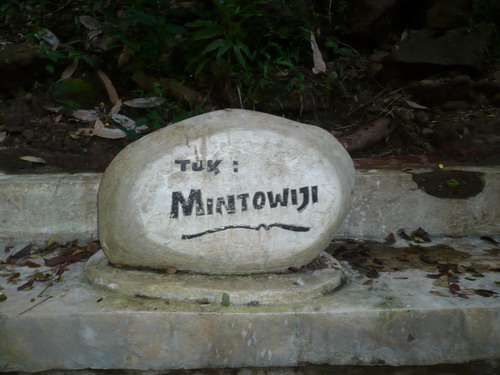 Batu Bertuliskan "Tuk Mintowiji"