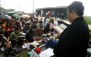 Jemaat HKBP Bekasi Terpaksa Beribadat Tanpa Gedung Gereja